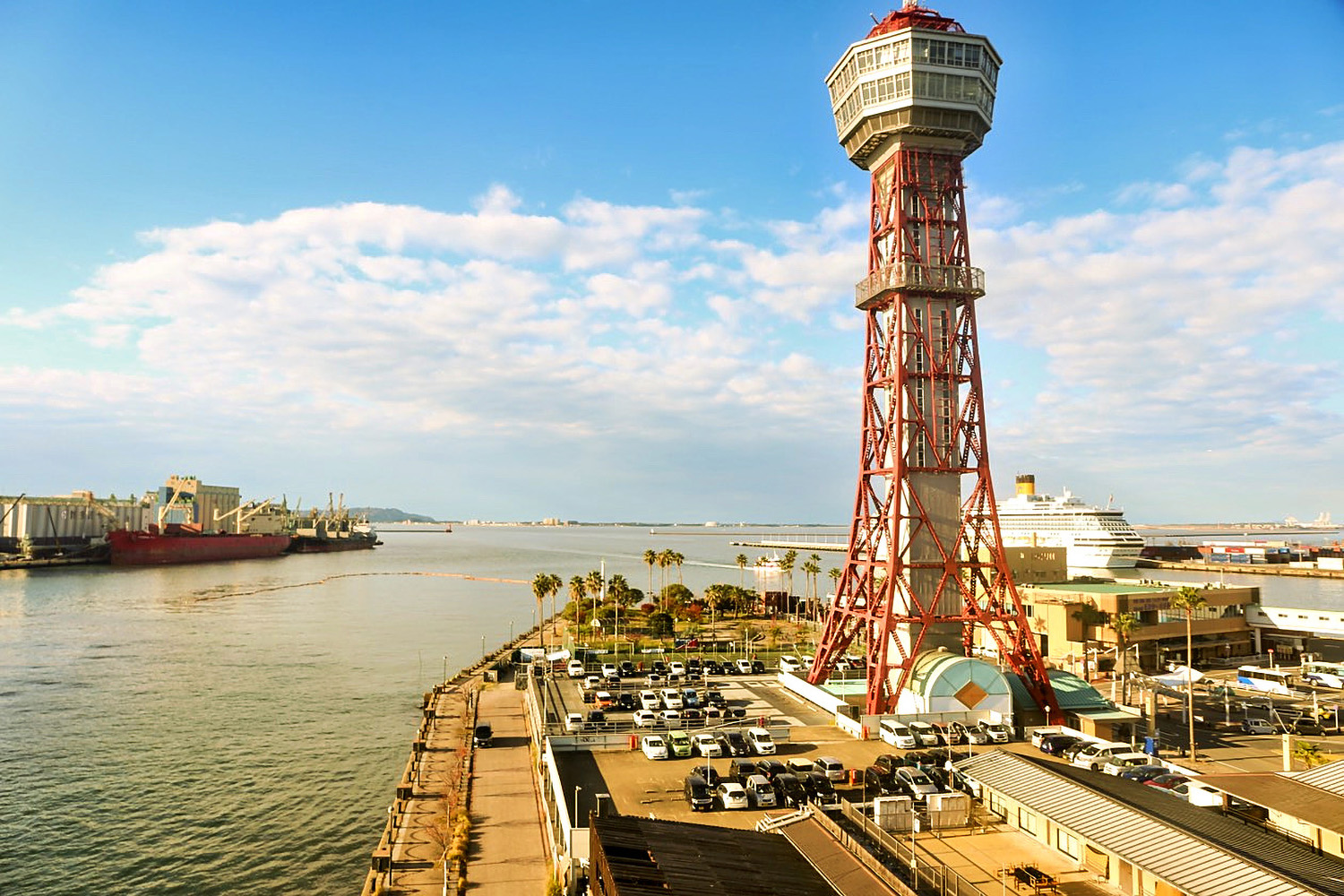 博多ポートタワー：博多湾を一望！入場無料の絶景展望台