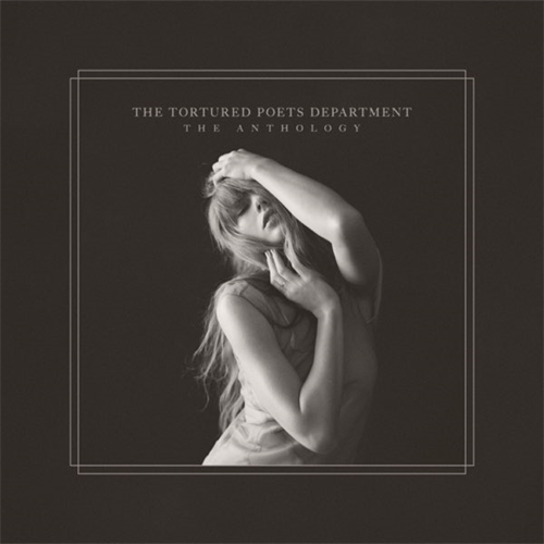 テイラー・スウィフト『THE TORTURED POETS DEPARTMENT』アルバムジャケット - モノクロで横たわるテイラー・スウィフト。