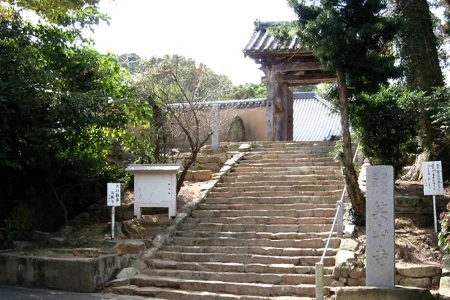 【下関・長府】笑山寺！鎌倉時代の「十三重石塔」が静かに佇む毛利家の菩提寺