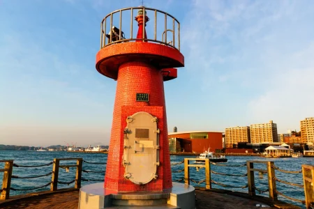 【下関】下関外浜町防波堤灯台（赤灯台）！恋人たちの聖地＆釣りスポット
