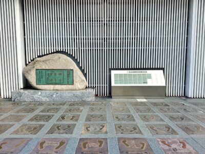 博多駅前の足元に注目!伝説のランナーと足比べ