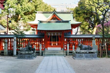 【福岡・天神】地名の由来はココ!ビル街に佇む「水鏡天満宮」で学問の神様にお参り