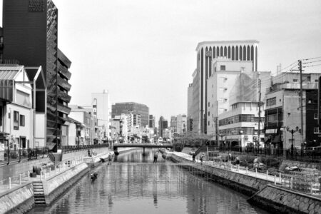 【実写レビュー】コスパ最強の「英国製」フィルム！Kentmere PAN 100はFP4+の代わりになるのか？【作例あり】