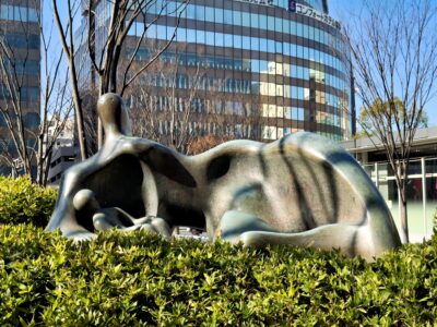 【博多駅】広場に佇む世界的アート。ヘンリー・ムーア「着衣の横たわる母と子」